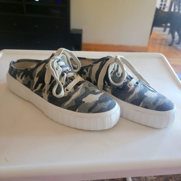 Steve Madden Camouflage Slip on Shoes - Picture 3 of 5